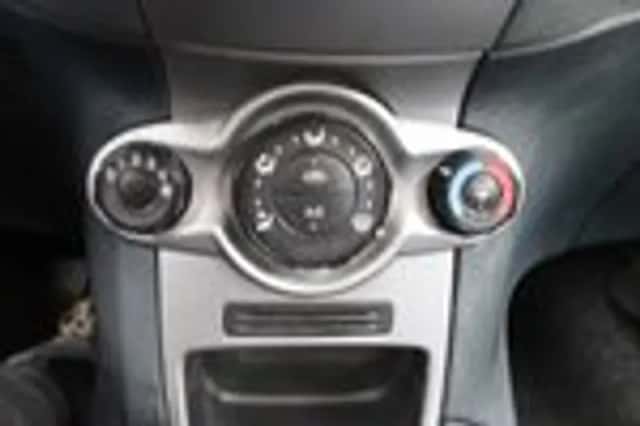 Ford Fiesta (2010) thumbnail 13
