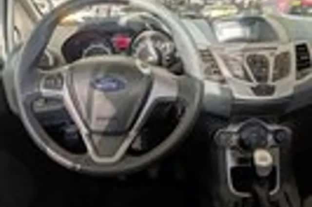 Ford Fiesta (2010) thumbnail 9
