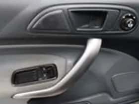 Ford Fiesta (2010) thumbnail 10