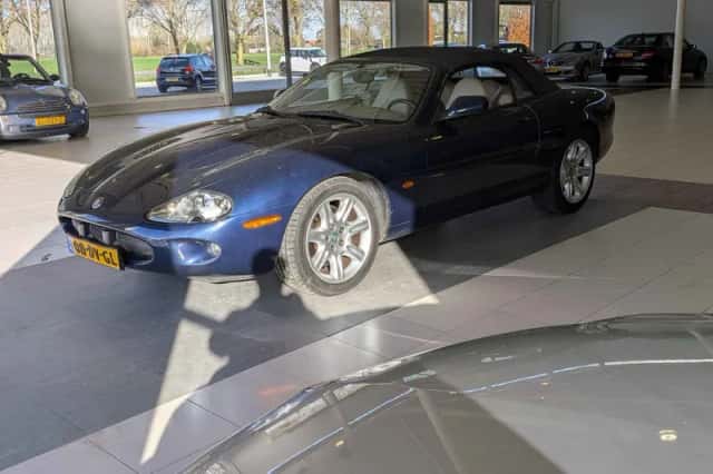Jaguar XK8 (2000) thumbnail 2