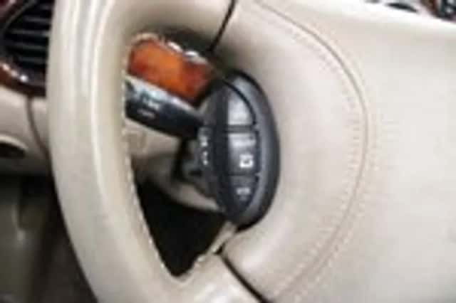 Jaguar XK8 (2000) thumbnail 11