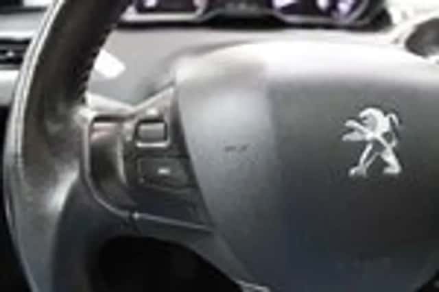 Peugeot 2008 (2016) thumbnail 18