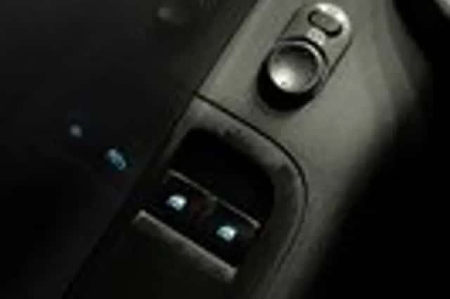 Chevrolet Camaro (2010) thumbnail 19