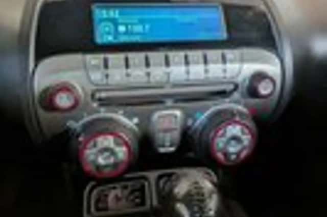 Chevrolet Camaro (2010) thumbnail 10