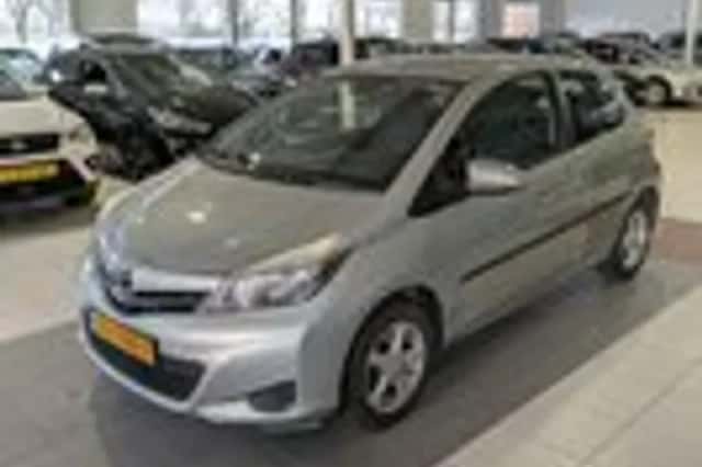 Toyota Yaris (2012) thumbnail 2