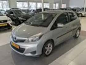 Toyota Yaris (2012) thumbnail 2