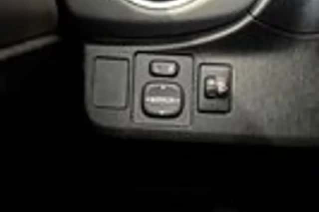 Toyota Yaris (2012) thumbnail 12