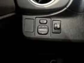 Toyota Yaris (2012) thumbnail 12