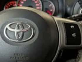 Toyota Yaris (2012) thumbnail 15