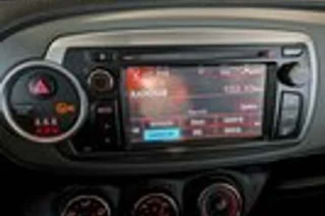 Toyota Yaris (2012) thumbnail 16