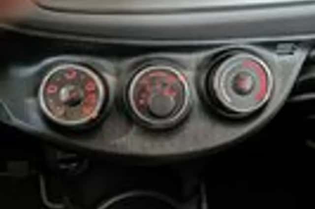 Toyota Yaris (2012) thumbnail 17