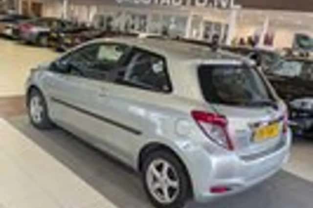 Toyota Yaris (2012) thumbnail 3