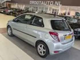 Toyota Yaris (2012) thumbnail 3