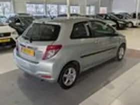 Toyota Yaris (2012) thumbnail 4