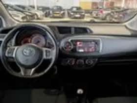 Toyota Yaris (2012) thumbnail 9