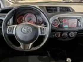 Toyota Yaris (2012) thumbnail 10