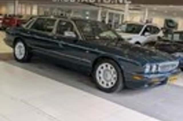Jaguar XJR (2000) thumbnail 1