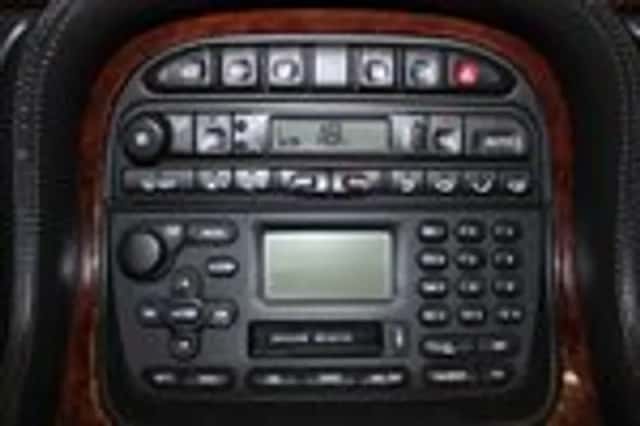Jaguar XJR (2000) thumbnail 16