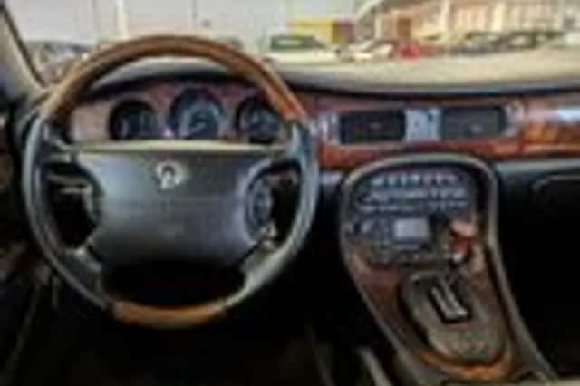 Jaguar XJR (2000) thumbnail 9
