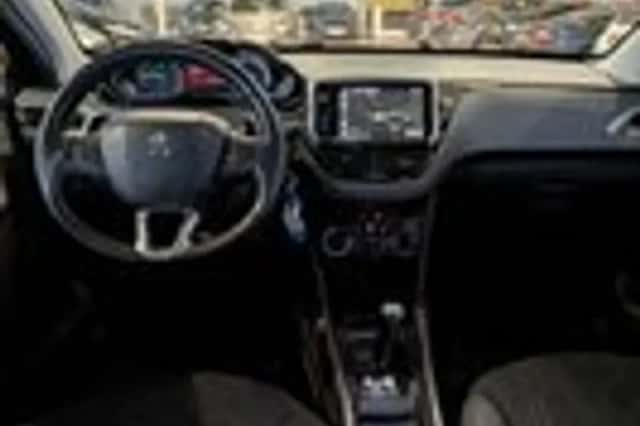 Peugeot 2008 (2015) thumbnail 9