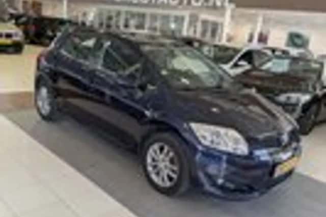 Toyota Auris (2008) thumbnail 1