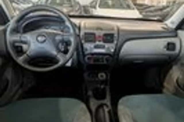 Nissan Almera (2000) thumbnail 8