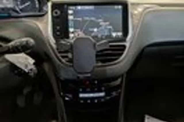 Peugeot 2008 (2015) thumbnail 12