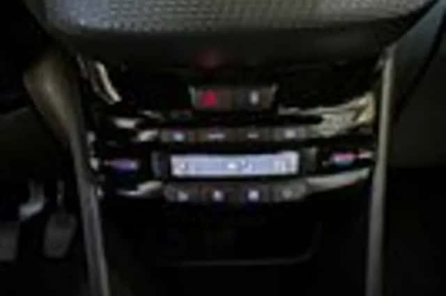 Peugeot 2008 (2015) thumbnail 13