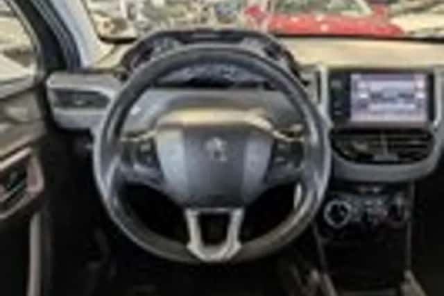 Peugeot 2008 (2016) thumbnail 10