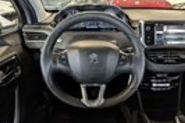 Peugeot 208 (2012) thumbnail 10