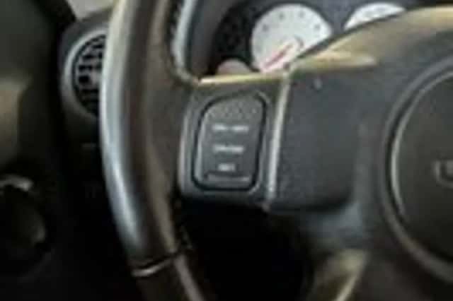 Jeep Cherokee (2003) thumbnail 11