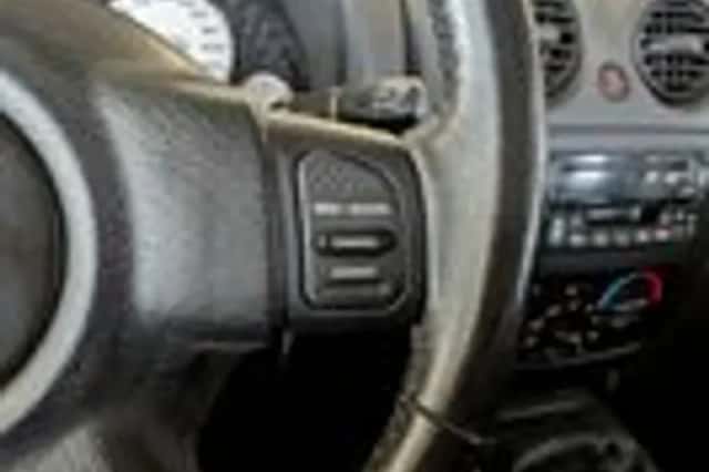 Jeep Cherokee (2003) thumbnail 12