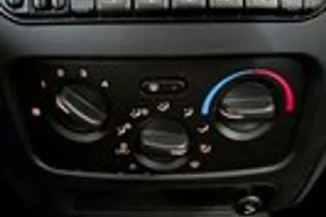 Jeep Cherokee (2003) thumbnail 13