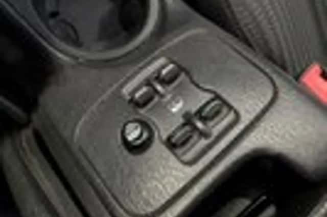 Jeep Cherokee (2003) thumbnail 17