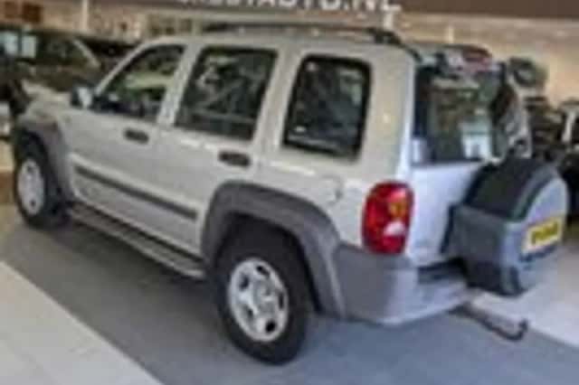 Jeep Cherokee (2003) thumbnail 3