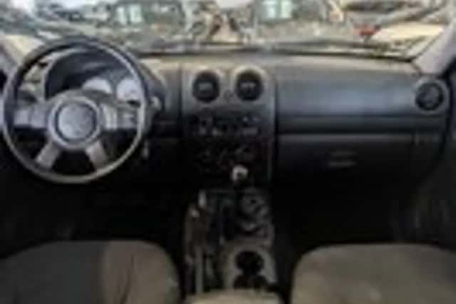 Jeep Cherokee (2003) thumbnail 8