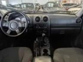 Jeep Cherokee (2003) thumbnail 8