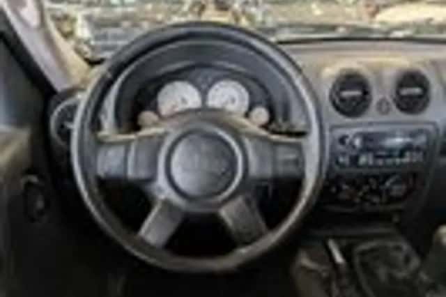 Jeep Cherokee (2003) thumbnail 9