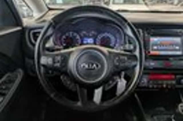 Kia Carens (2013) thumbnail 11
