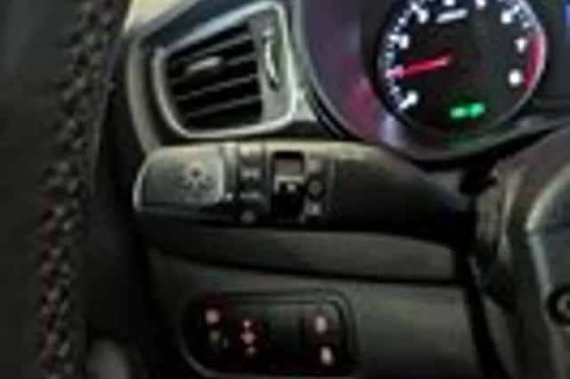 Kia Carens (2013) thumbnail 17