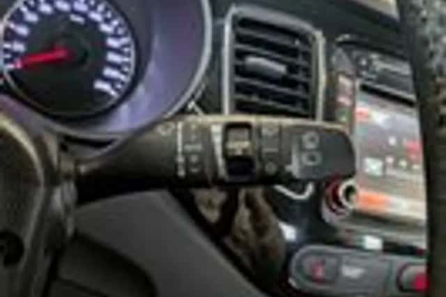 Kia Carens (2013) thumbnail 18