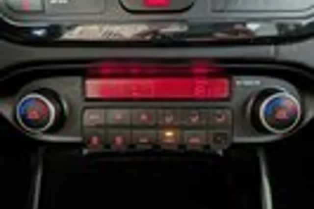 Kia Carens (2013) thumbnail 19