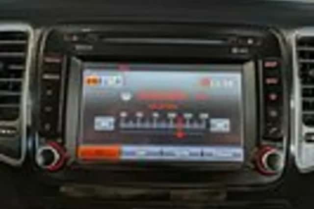 Kia Carens (2013) thumbnail 20