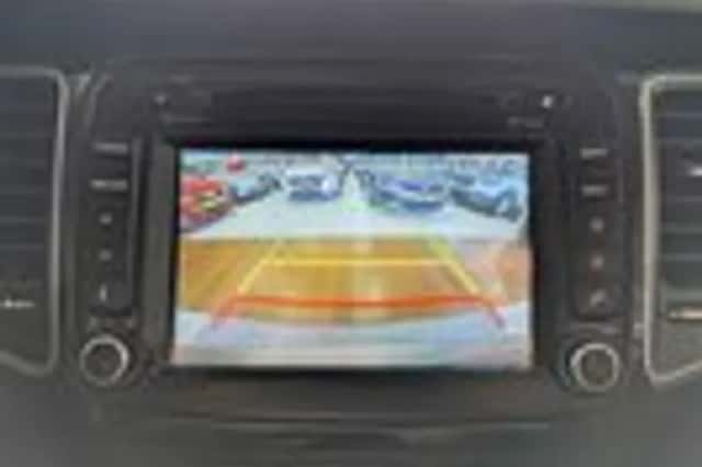 Kia Carens (2013) thumbnail 23