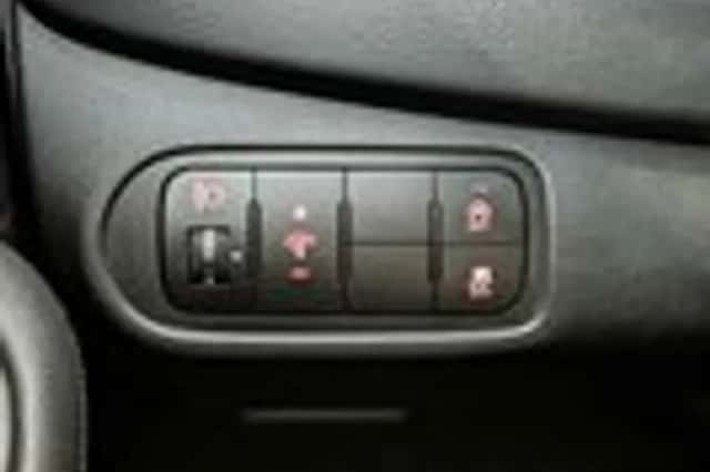 Kia Carens (2013) thumbnail 25