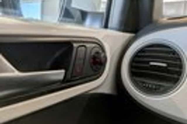 Volkswagen Beetle (2012) thumbnail 18