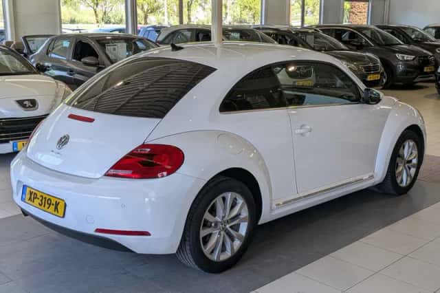 Volkswagen Beetle (2012) thumbnail 4