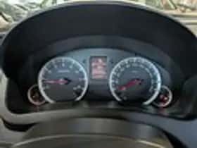 Suzuki Swift (2011) thumbnail 11