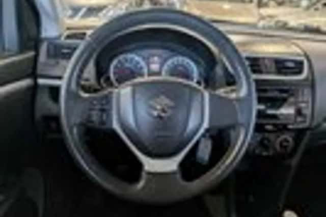 Suzuki Swift (2011) thumbnail 10