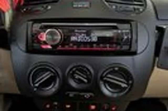 Volkswagen New Beetle (2004) thumbnail 11